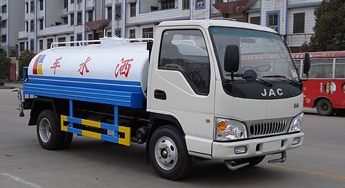 洒水车与汽车物流 现代城市与产业运输的“动脉”与“毛细血管”