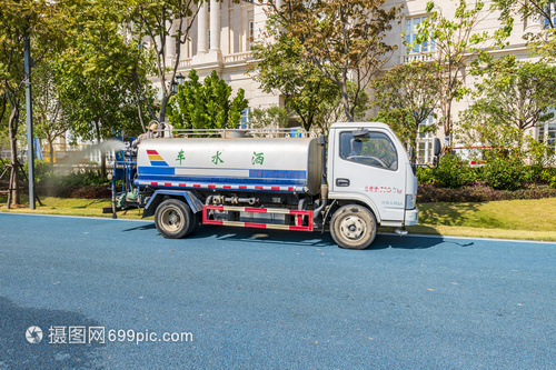 城市清道夫 环卫洒水车的多重使命与未来展望