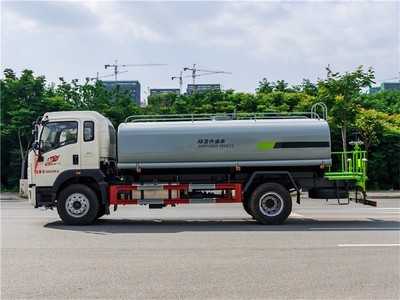 东风运水车领跑辽宁市场，洒水车厂家品种繁多满足多元需求